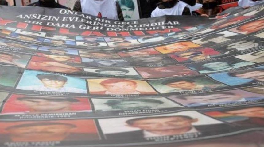 Diyarbakır'da Faili Me&ccedil;hul Cinayetleri Protesto İ&ccedil;in Sessiz Y&uuml;r&uuml;y&uuml;ş