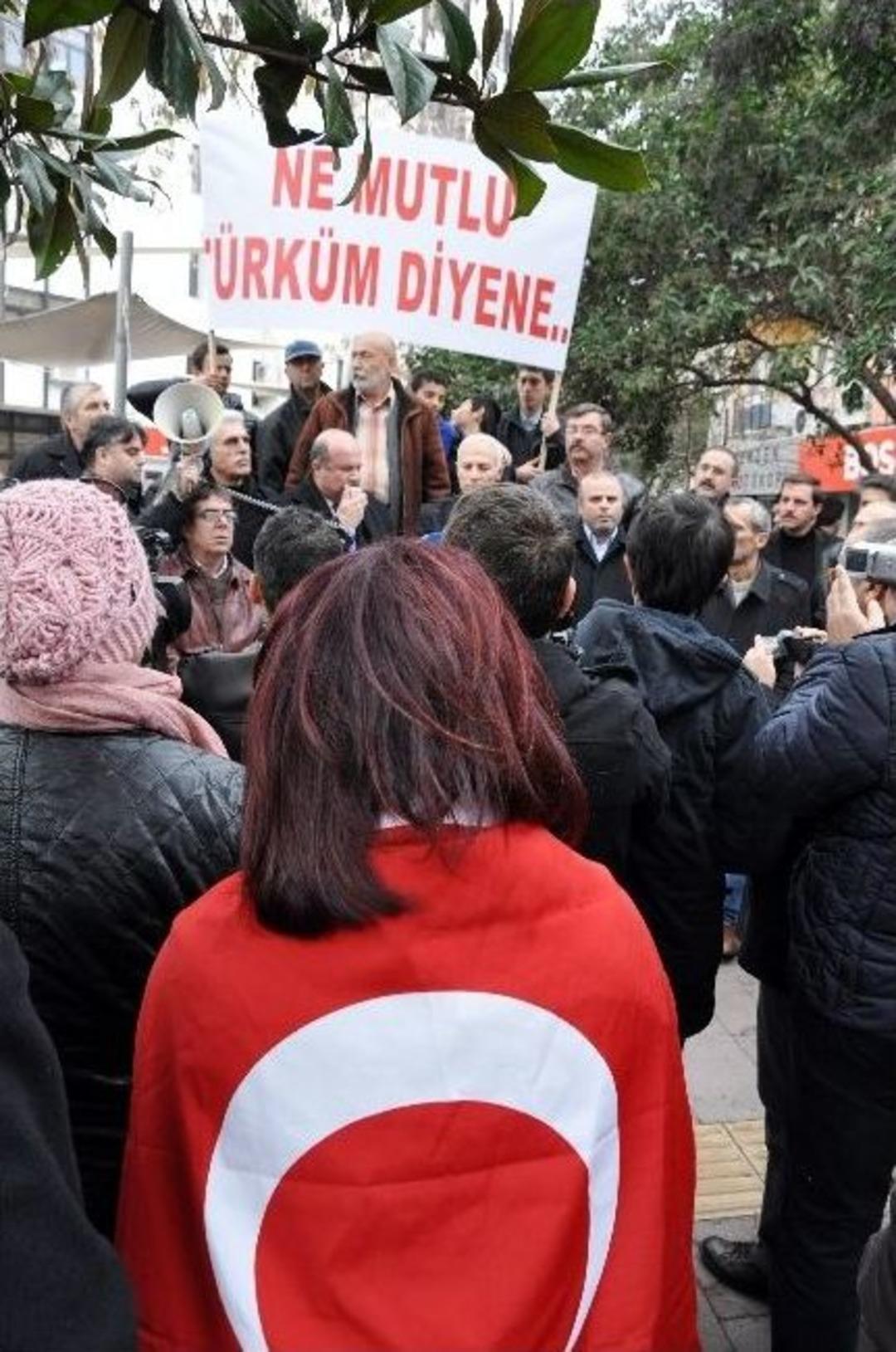 Y&uuml;zlerce Balıkesirli &rsquo;ne Mutlu T&uuml;rk&rsquo;&uuml;m Diyene&rsquo; Sloganları İle B&uuml;y&uuml;kşehir Belediyesi Binasına Y&uuml;r&uuml;d&uuml;