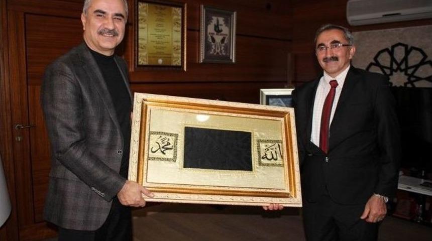 Başkan Aydın&rsquo;a Kabe &Ouml;rt&uuml;s&uuml; Hediye Edildi