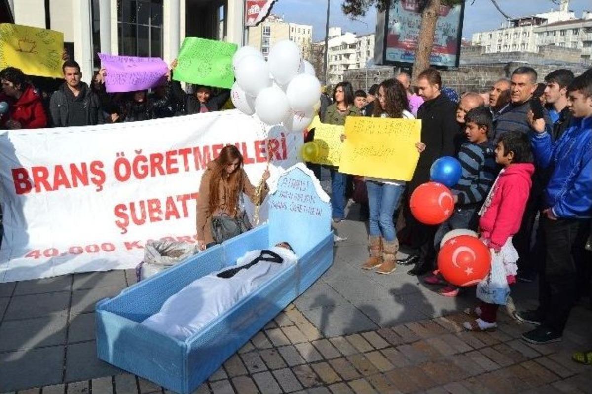 Atama Bekleyen &Ouml;ğretmenlerden Mezarlı Eylem