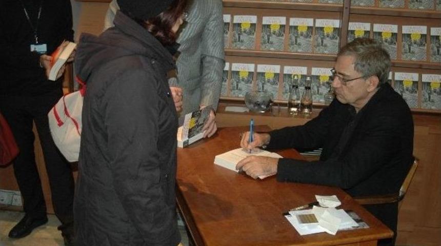 Orhan Pamuk İ&ccedil;in Metrelerce Kuyruk