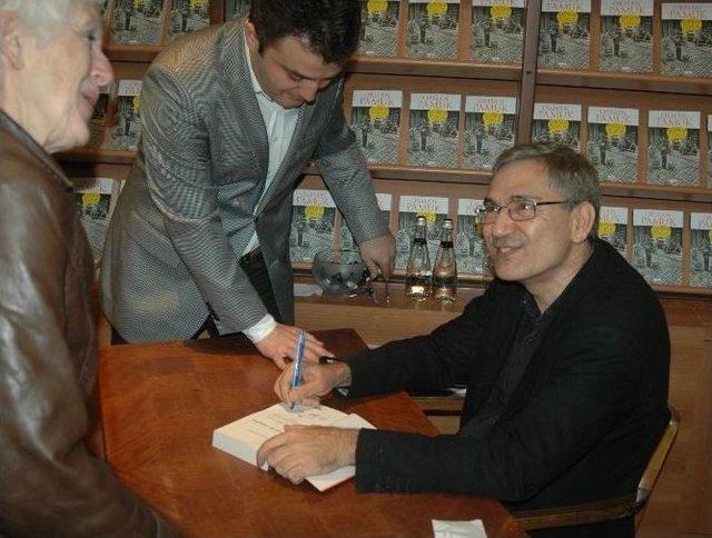 Orhan Pamuk İçin Metrelerce Kuyruk