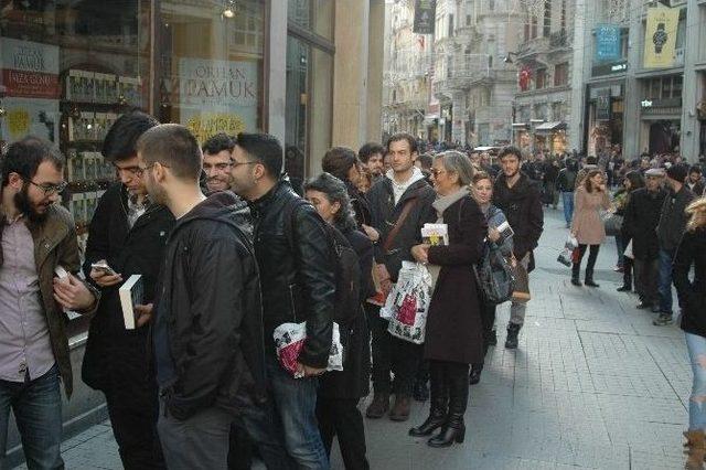 Orhan Pamuk İçin Metrelerce Kuyruk