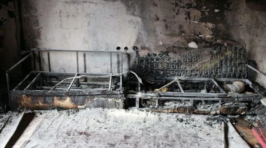 Sasan&rsquo;da &Ccedil;ıkan Yangında Ev Kullanılamaz Hale Geldi