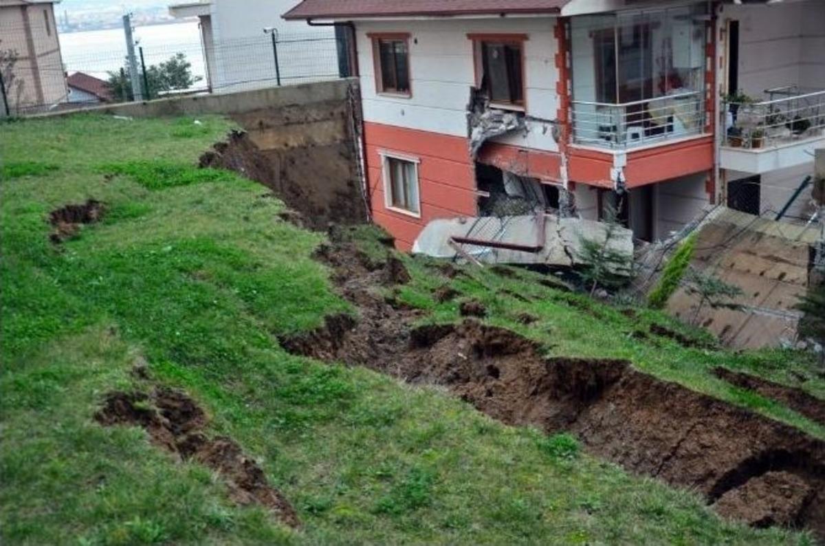 İstinat Duvarı &Ouml;n&uuml;ndeki Binanın &Uuml;zerine Yıkıldı