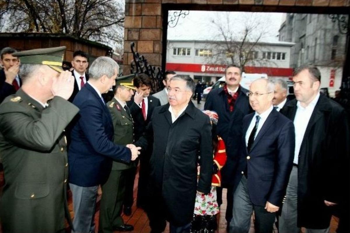 Milli Savunma Bakanı Yılmaz&rsquo;dan Taziye Ziyareti