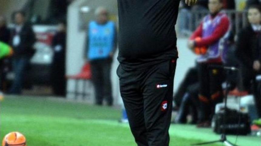 Ma&ccedil;ta Fenalaşan Adanaspor Teknik Direkt&ouml;r&uuml; Eriş Hastaneye Kaldırıldı