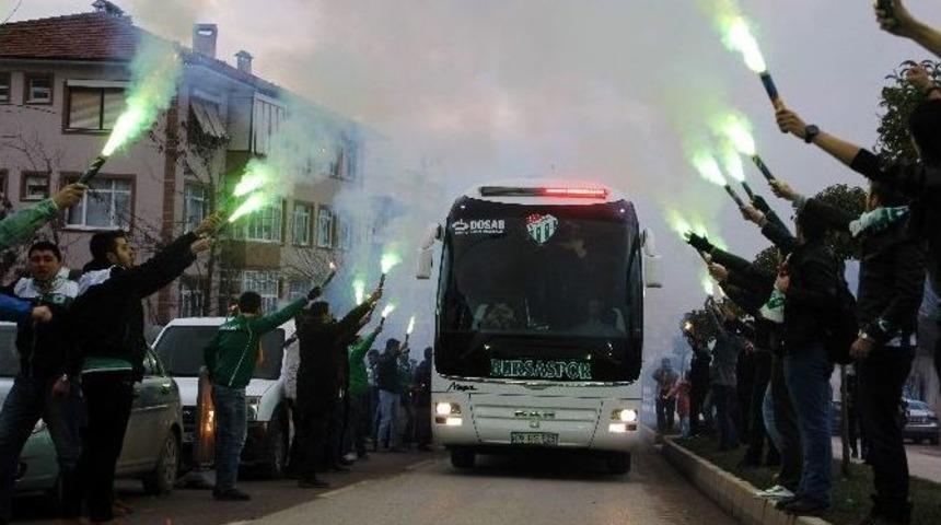 Karab&uuml;k&rsquo;te Bursaspor&rsquo;a Coşkulu Karşılama