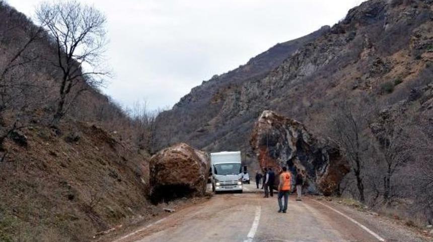 Tunceli-Erzincan Karayoluna Dev Kayalar D&uuml;şt&uuml;