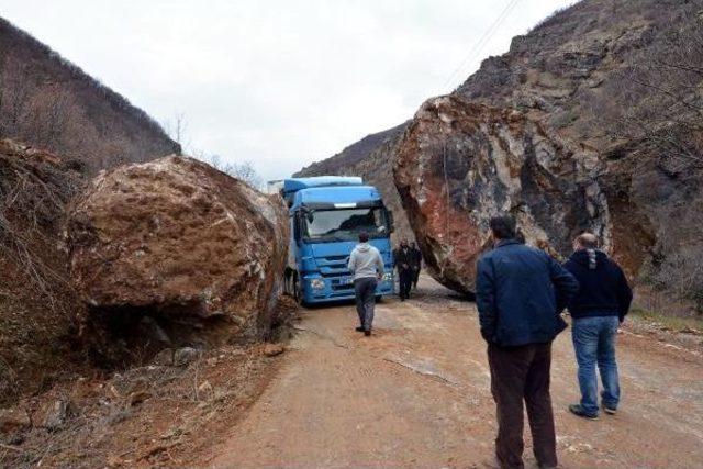 Tunceli-Erzincan Karayoluna Dev Kayalar Düştü