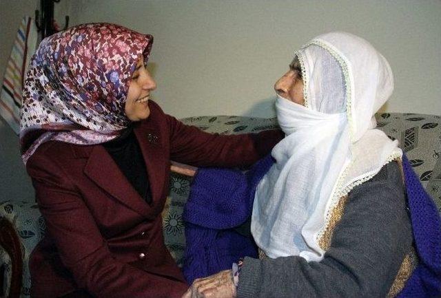 103 Yaşındaki Fatma Teyzeye Başbakan Eşinden Ziyaret 1