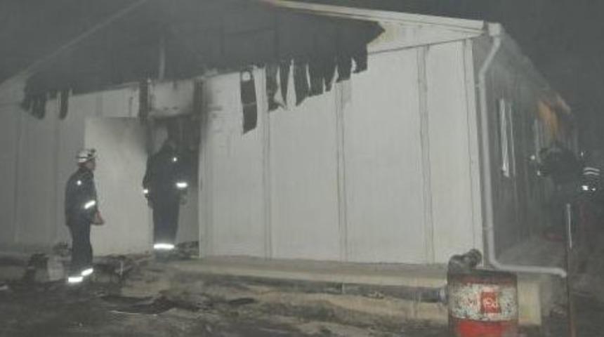 İş&ccedil;ilerin Kaldığı Prefabrik Bina Yangında K&uuml;l Oldu