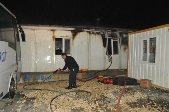 İş&ccedil;ilerin Kaldığı Prefabrik Bina Yangında K&uuml;l Oldu 1
