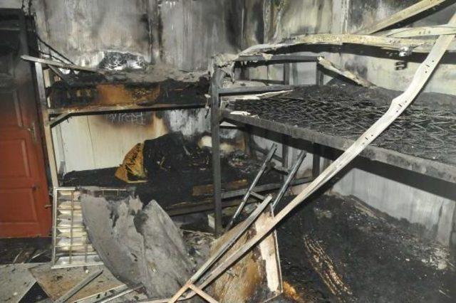 İş&ccedil;ilerin Kaldığı Prefabrik Bina Yangında K&uuml;l Oldu 2