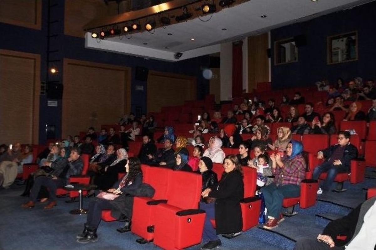 İnternetin Fenomeni Yasemin Sakallıoğlu Sakarya&rsquo;da Sahne Aldı