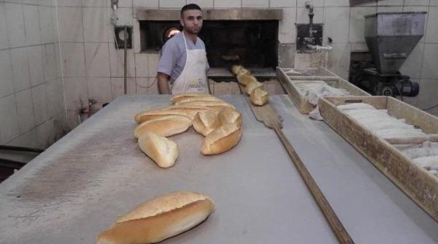 Dar Gelirliler İ&ccedil;in Ekmeği Ucuz Satıyor