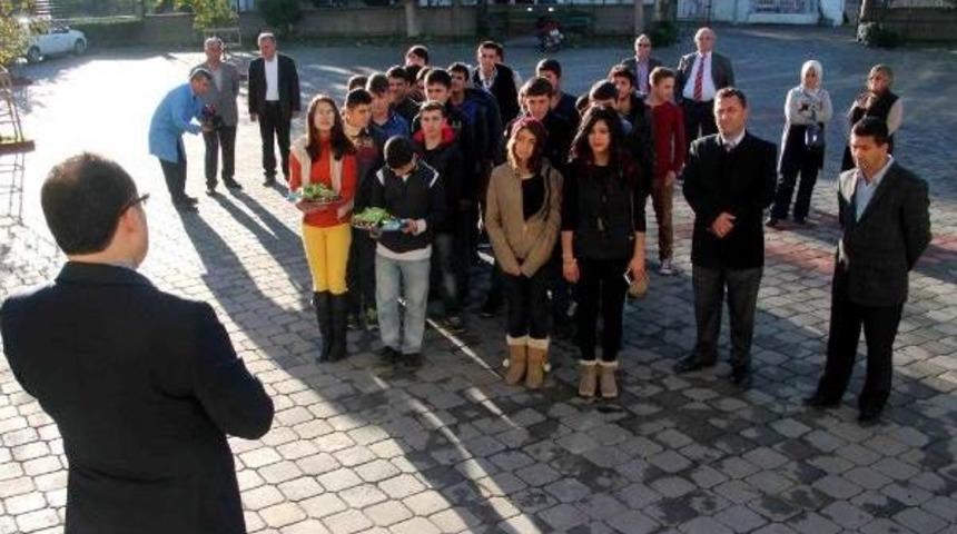 Okula Zamanında Gelen &Ouml;ğrenciye Bisk&uuml;vi Ve Kek