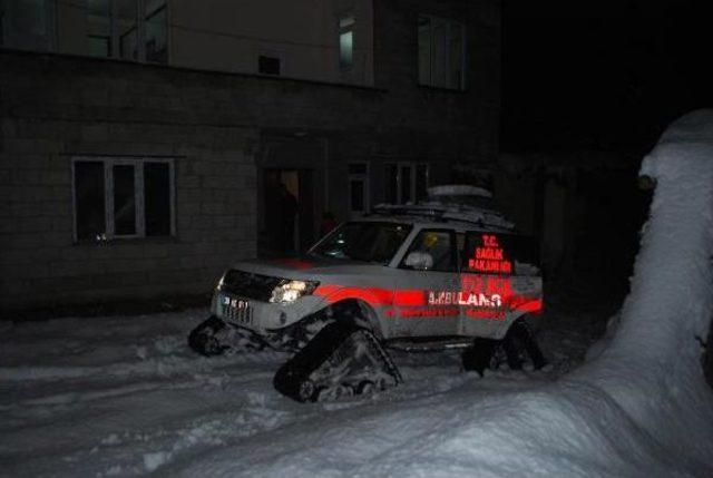 Hakkari'de Hasta Paletli Ambulansla Hastaneye Yetiştirildi