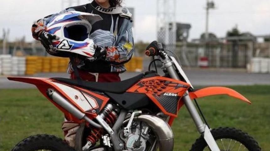 Uşak'ta, 10 Yaşındaki Motokros&ccedil;u Kız G&ouml;z Dolduruyor