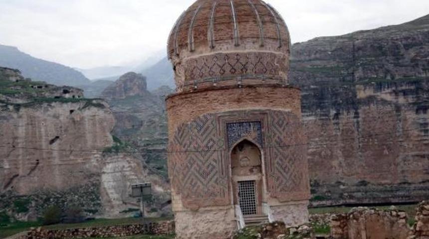 Hasankeyf'in Sembol&uuml; Zeynel Bey T&uuml;rbesi 250 G&uuml;nde Taşınacak