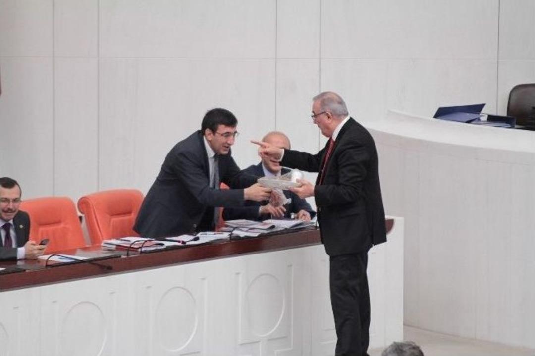 Chp&rsquo;li &Ouml;ğ&uuml;t, Meclis&rsquo;te Bakanlara Kavurma İkram Etti