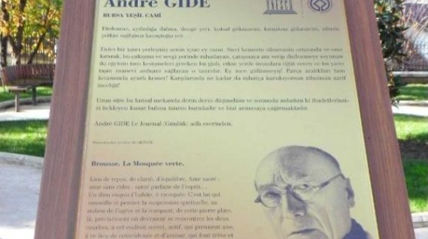 Nobel &Ouml;d&uuml;ll&uuml; D&uuml;ş&uuml;n&uuml;r&uuml;n Yazısı Yeşil Camii Girişine Konuldu
