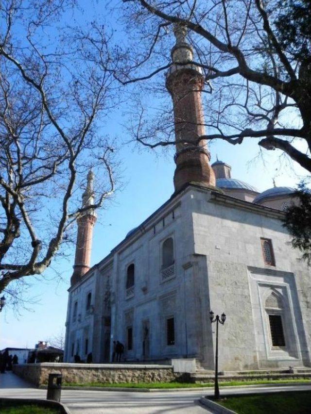 Nobel Ödüllü Düşünürün Yazısı Yeşil Camii Girişine Konuldu