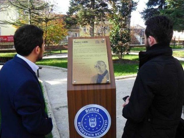 Nobel Ödüllü Düşünürün Yazısı Yeşil Camii Girişine Konuldu