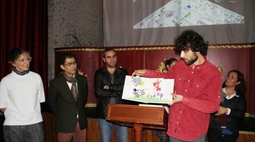 Masal Şatosu At&ouml;lyesinde &Ccedil;ocuklardan &Uuml;&ccedil; Boyutlu Kitap