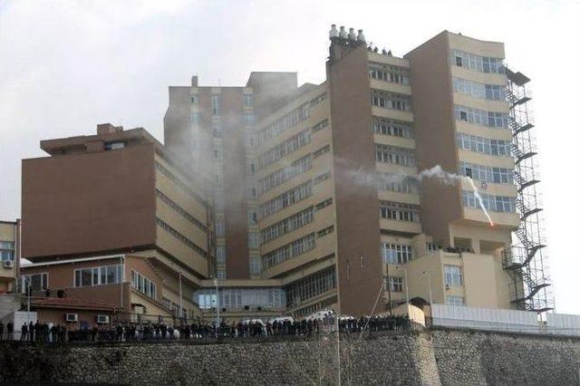 Hastane Penceresinde &ldquo;meşale&rdquo; Paniği 1