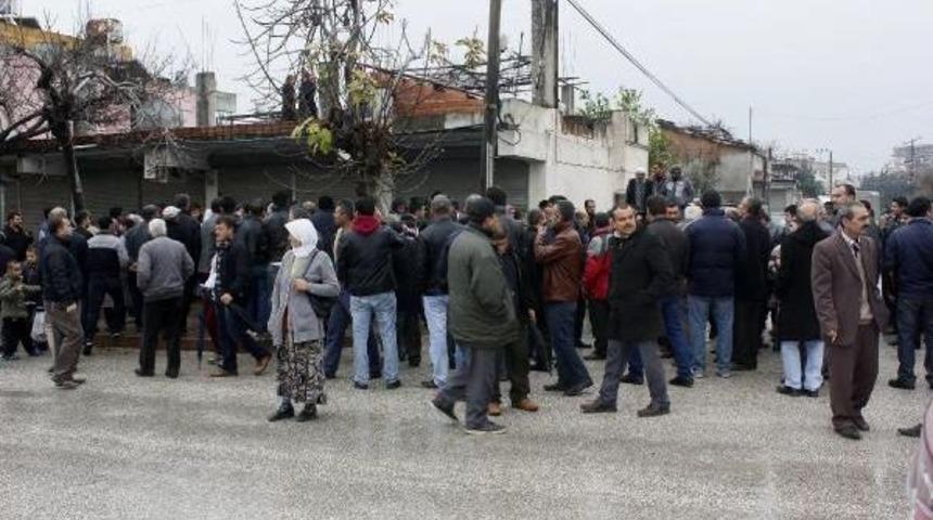 Hatay'da M&uuml;teahhit Mağdurları Yol Kapattı