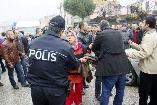 Hatay da M&uuml;teahhit Mağdurları Yol Kapattı 2