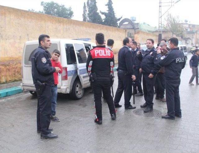 Şanlıurfa&rsquo;Da Akrabaların Bı&ccedil;aklı Kavgası: 1 Yaralı, 2 G&ouml;zaltı 1