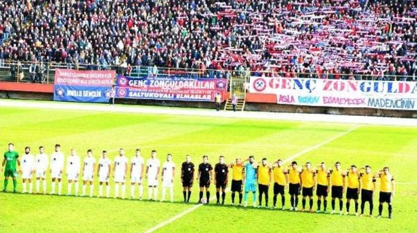 Tutap Şekerspor&rsquo;Lu Futbolcular İstiklal Marşı&rsquo;Nı Asker Selamı Vererek S&ouml;yledi