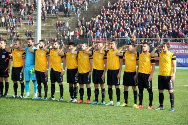 Tutap Şekerspor’Lu Futbolcular İstiklal Marşı’Nı Asker Selamı Vererek Söyledi