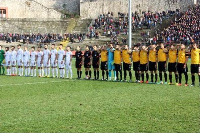 Tutap Şekerspor’Lu Futbolcular İstiklal Marşı’Nı Asker Selamı Vererek Söyledi