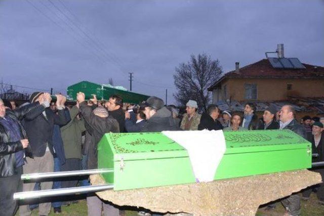 Ilgın da Vahşet; Anne 52, 11 Yaşındaki Kızı 11 Bıçak Darbesiyle Öldürüldü (2) 1