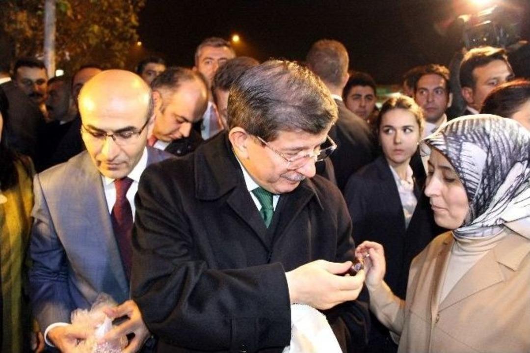 Başbakan Davutoğlu&rsquo;na Adıyaman&rsquo;da Yoğun Sevgi G&ouml;sterisi