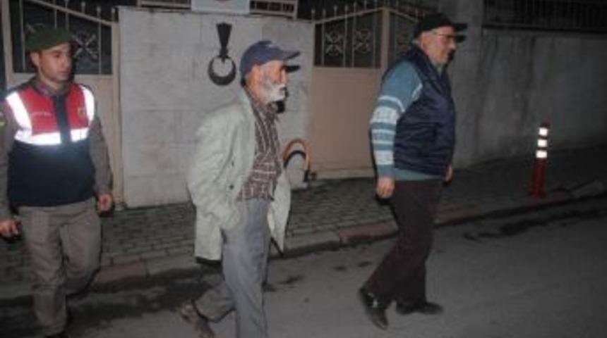 Kayıp Yaşlı Adamı Jandarma Bulup Ailesine Teslim Etti