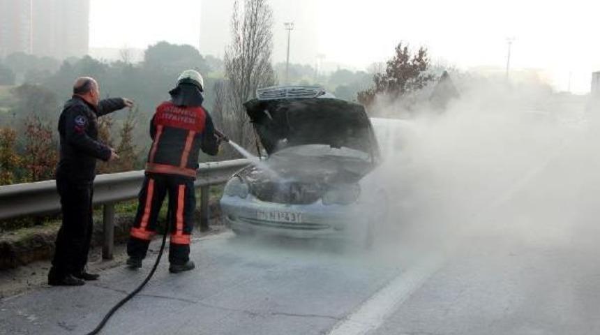 Tem Otoyolu'nda Otomobil Yangını