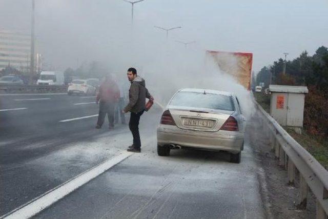 Tem Otoyolu'nda Otomobil Yangını