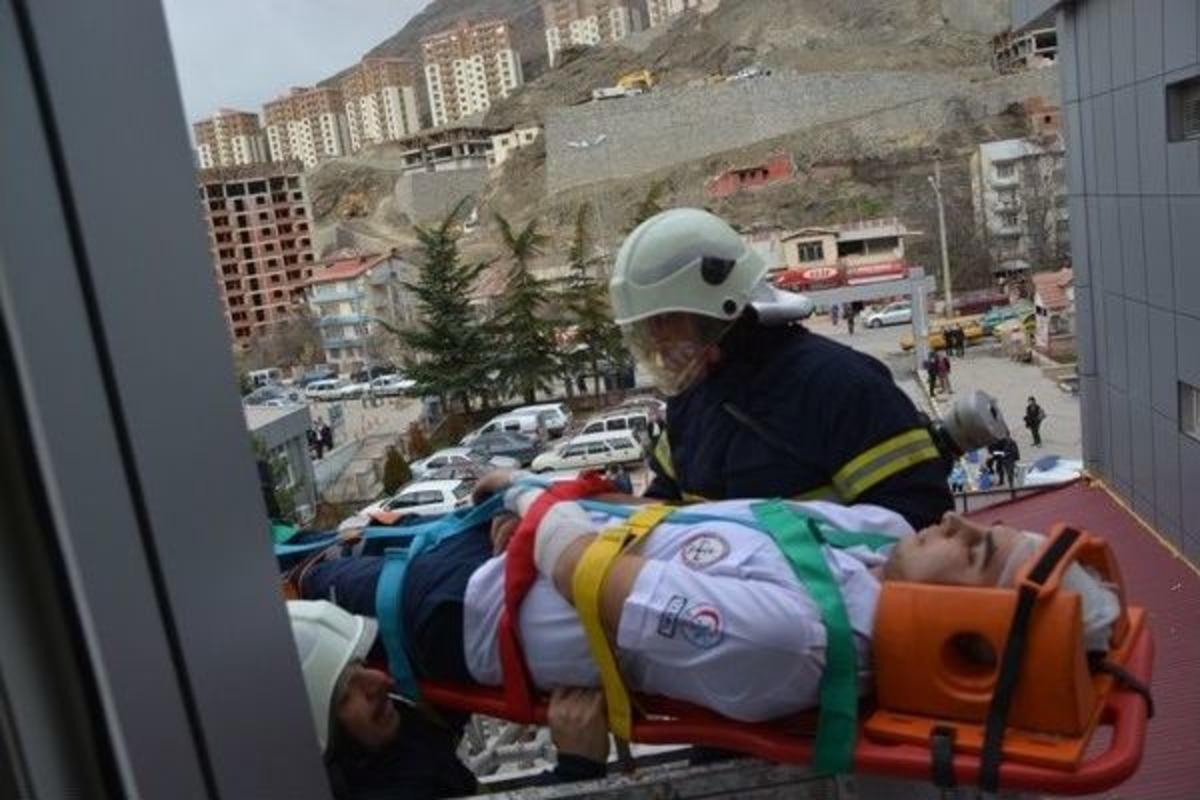 G&uuml;m&uuml;şhane Devlet Hastanesinde Ger&ccedil;eği Aratmayan Yangın Tatbikatı