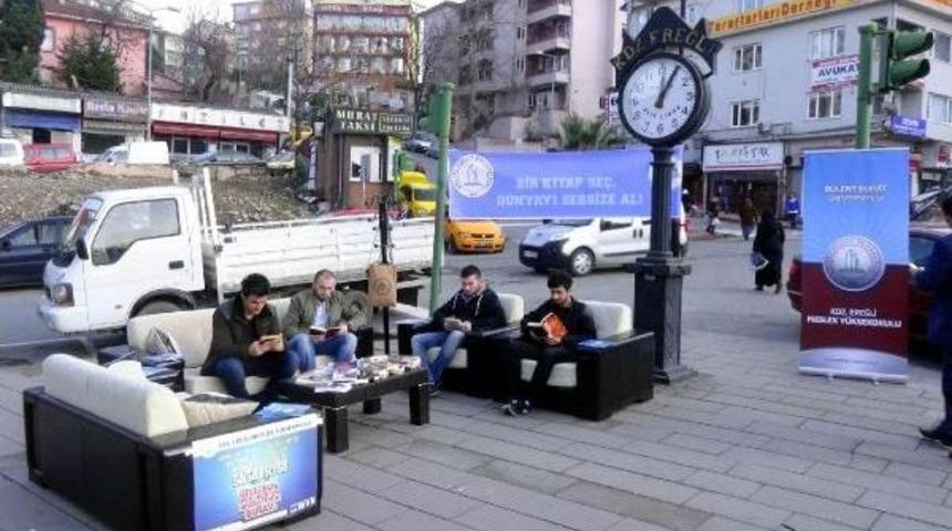 Caddede Koltukta Kitap Okudular