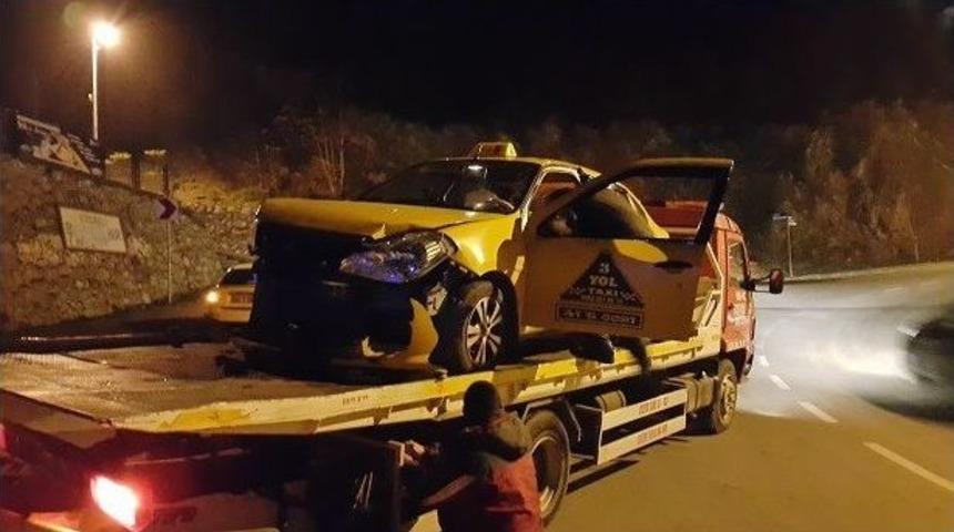 Direksiyonu Kilitlenen Ticari Taksi Duvara &Ccedil;arptı: 1 Yaralı