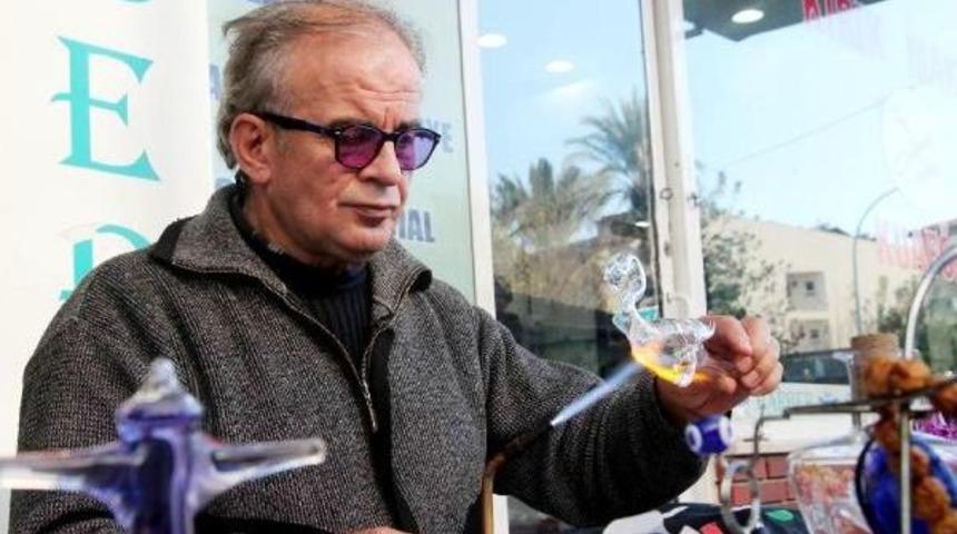 Kirayı &Ouml;deyemeyen Cam &Uuml;fleme Ustası Sokakta &Ccedil;alışmaya Başladı
