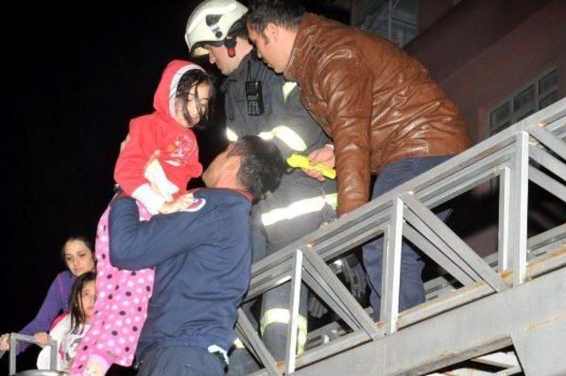 Bina Duman Doldu, İtfaiye 50 Kişiyi Balkonlardan Kurtardı