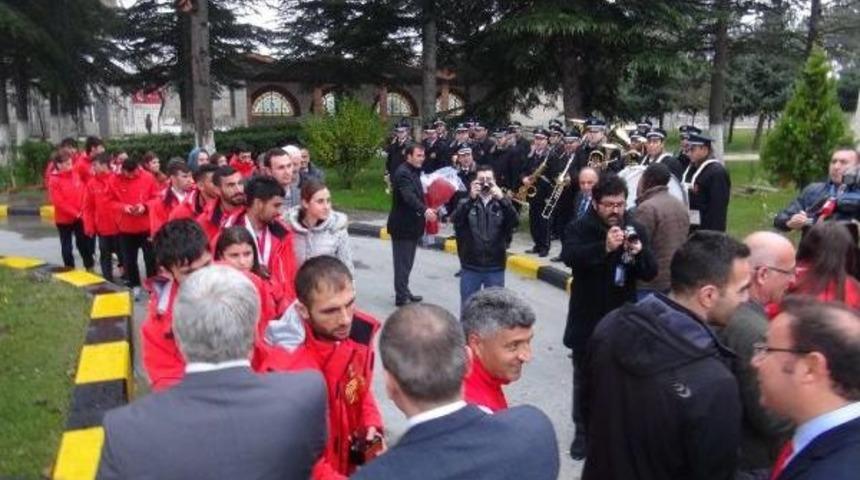 Avrupa Şampiyonu Kros&ccedil;ulara Sınırda Bandolu Karşılama