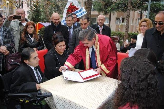 Engelleri Platinle Birleşen Aşıklar 1