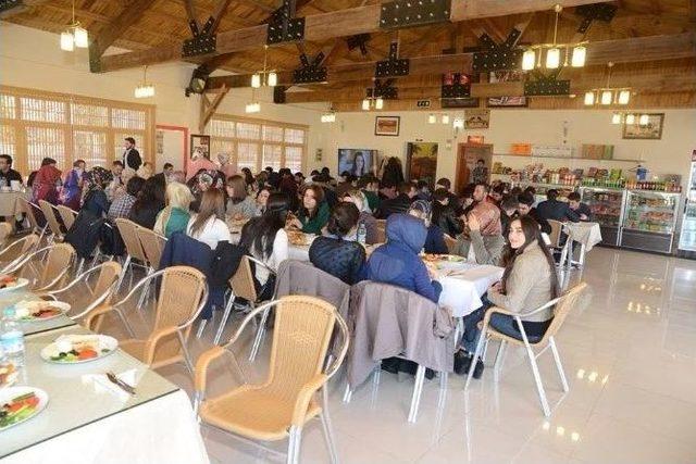 Ak Parti Uşak İl Teşkilatı &Uuml;niversitelilerle Buluştu 1