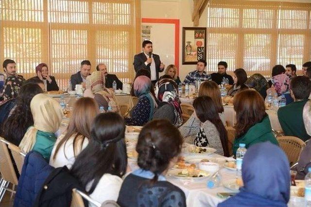 Ak Parti Uşak İl Teşkilatı &Uuml;niversitelilerle Buluştu 2